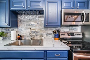 Fridge, microwave, stovetop, dishwasher - Versatile Home w/ Deck & Grill, 1 Mi to Lake! (Pottsboro)