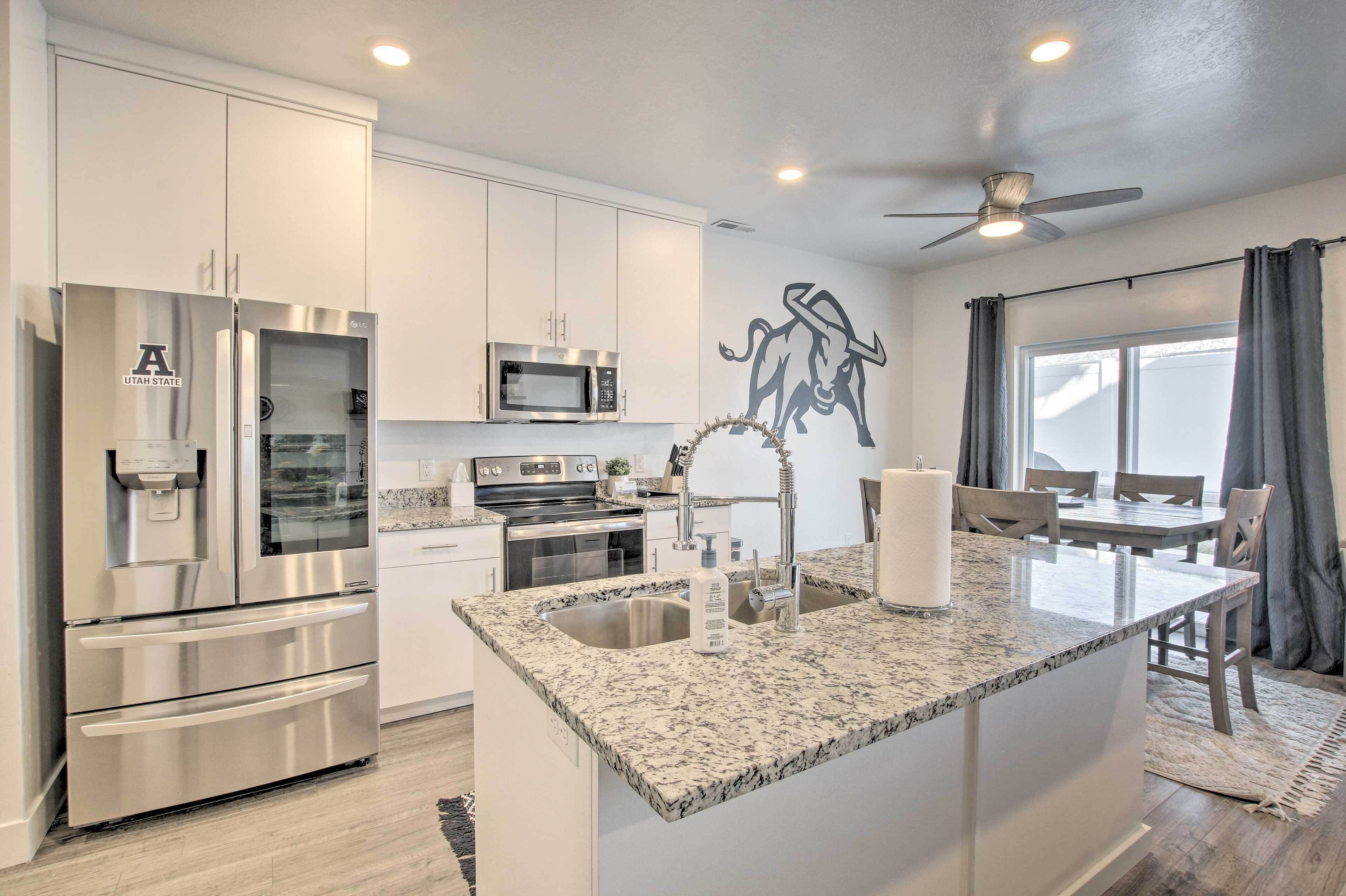 Providence Townhome w/ Amenities ~ 4 Mi to USU!