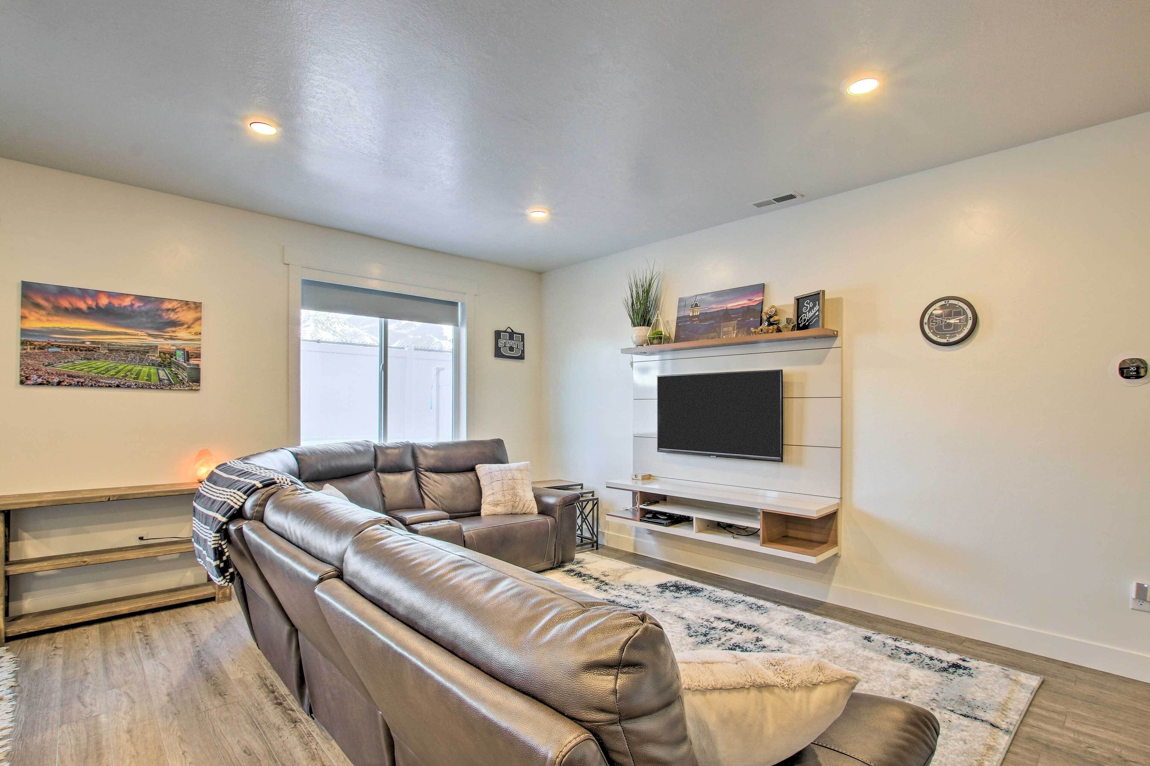 Providence Townhome w/ Amenities ~ 4 Mi to USU!