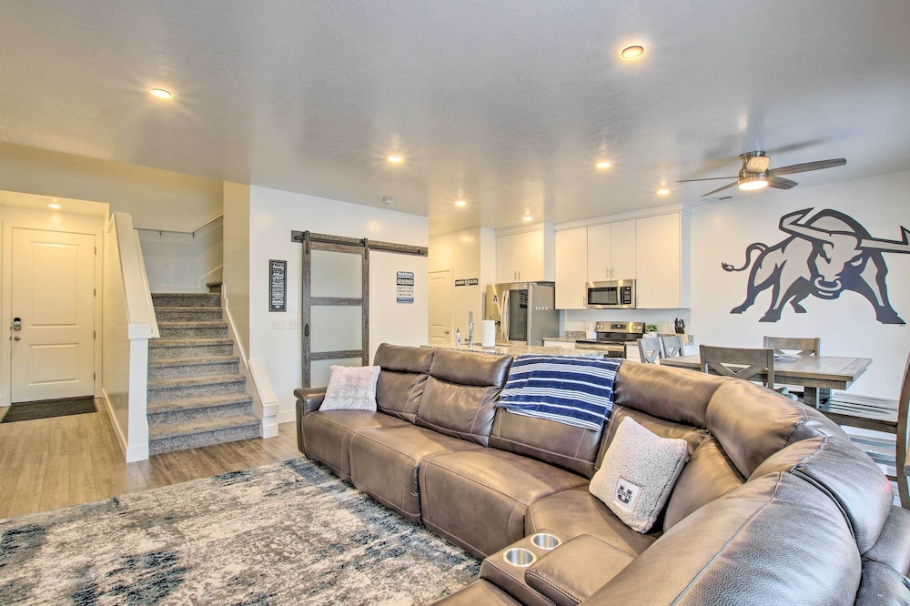 Providence Townhome w/ Amenities ~ 4 Mi to USU!