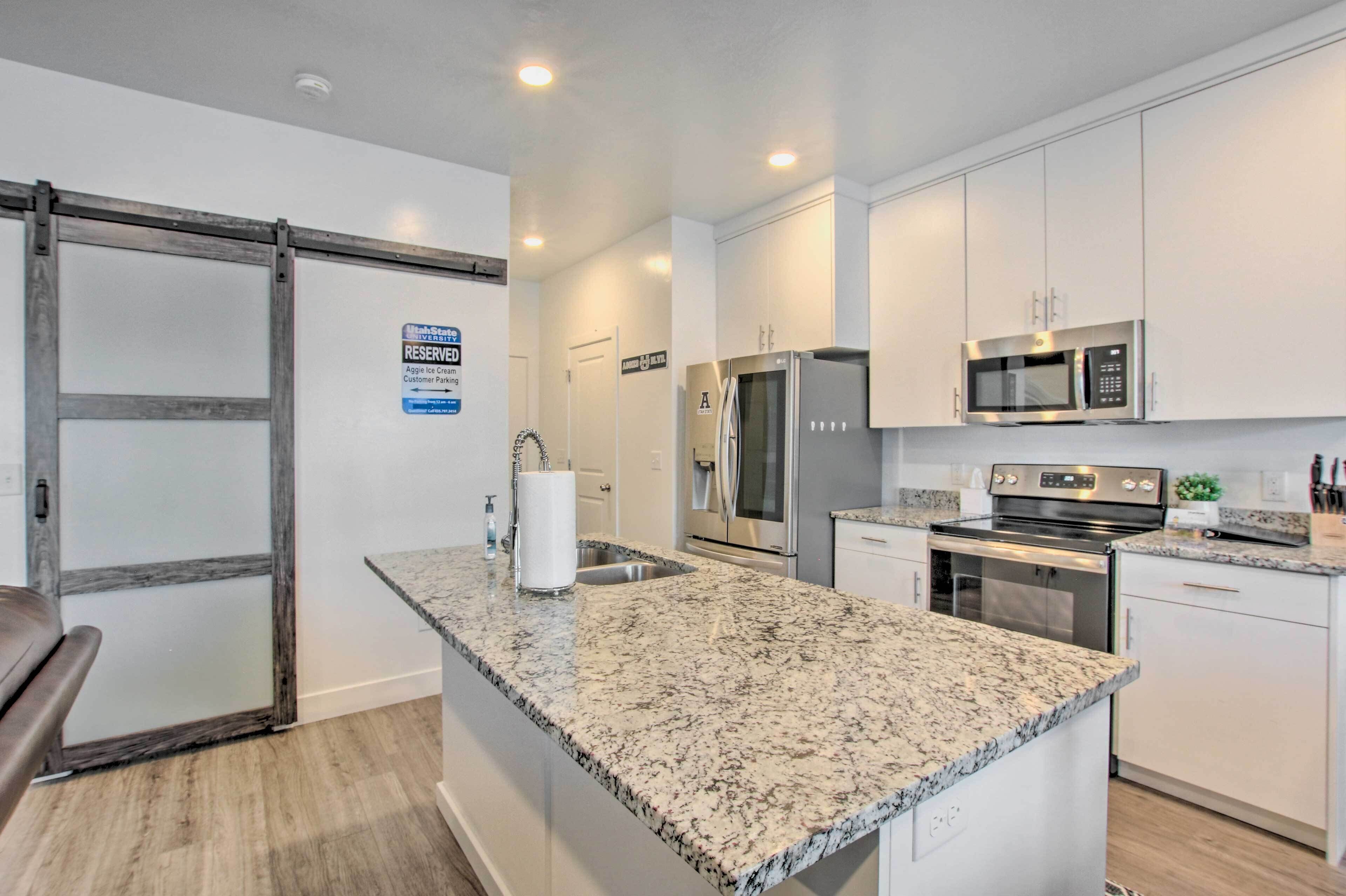 Providence Townhome w/ Amenities ~ 4 Mi to USU!