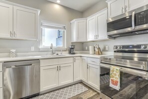 Fridge, oven, stovetop, coffee/tea maker