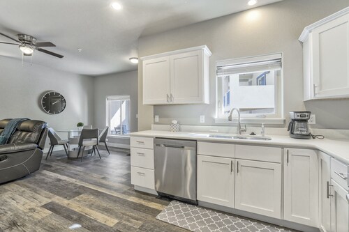 Ground Floor Condo-mins to downtown-Pet Friendly