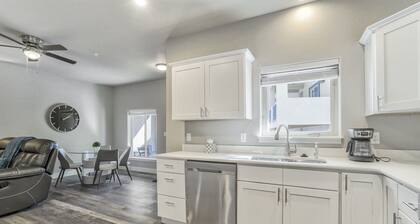 Ground Floor Condo-mins to downtown-Pet Friendly