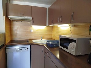 冷蔵庫、電子レンジ、オーブン、食器洗い機