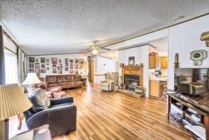 TV, fireplace - Rustic Family Home + Acreage ~ 20 Mi Hocking Hills (Sugar Grove)