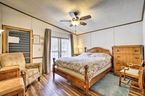 3 bedrooms, iron/ironing board, travel crib, internet - Rustic Family Home + Acreage ~ 20 Mi Hocking Hills (Sugar Grove)