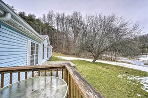 Terrace/patio - Rustic Family Home + Acreage ~ 20 Mi Hocking Hills (Sugar Grove)