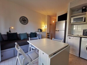 Interior - Prime location in The Lavandou, Studio to rent for 2 people, steps to the beach (LE LAVANDOU)