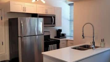 Geladeira, micro-ondas, fogão, cooktop