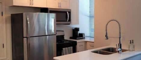 Frigorifero, microonde, forno, piano cottura