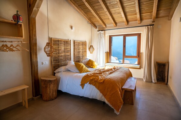 4 bedrooms, iron/ironing board, travel cot, free WiFi