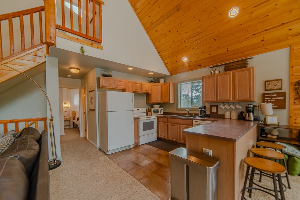 Discount! Beautiful, Spacious Cabin, Nestled in the Pines, Family and Pet Friendly - Fox Ridge