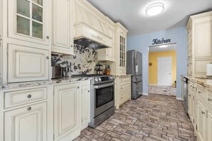 Frigorífic, placa de cuina, rentaplats i cafetera i tetera 