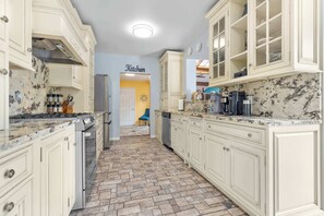 Réfrigérateur, plaque de cuisson, lave-vaisselle, cafetière/bouilloire