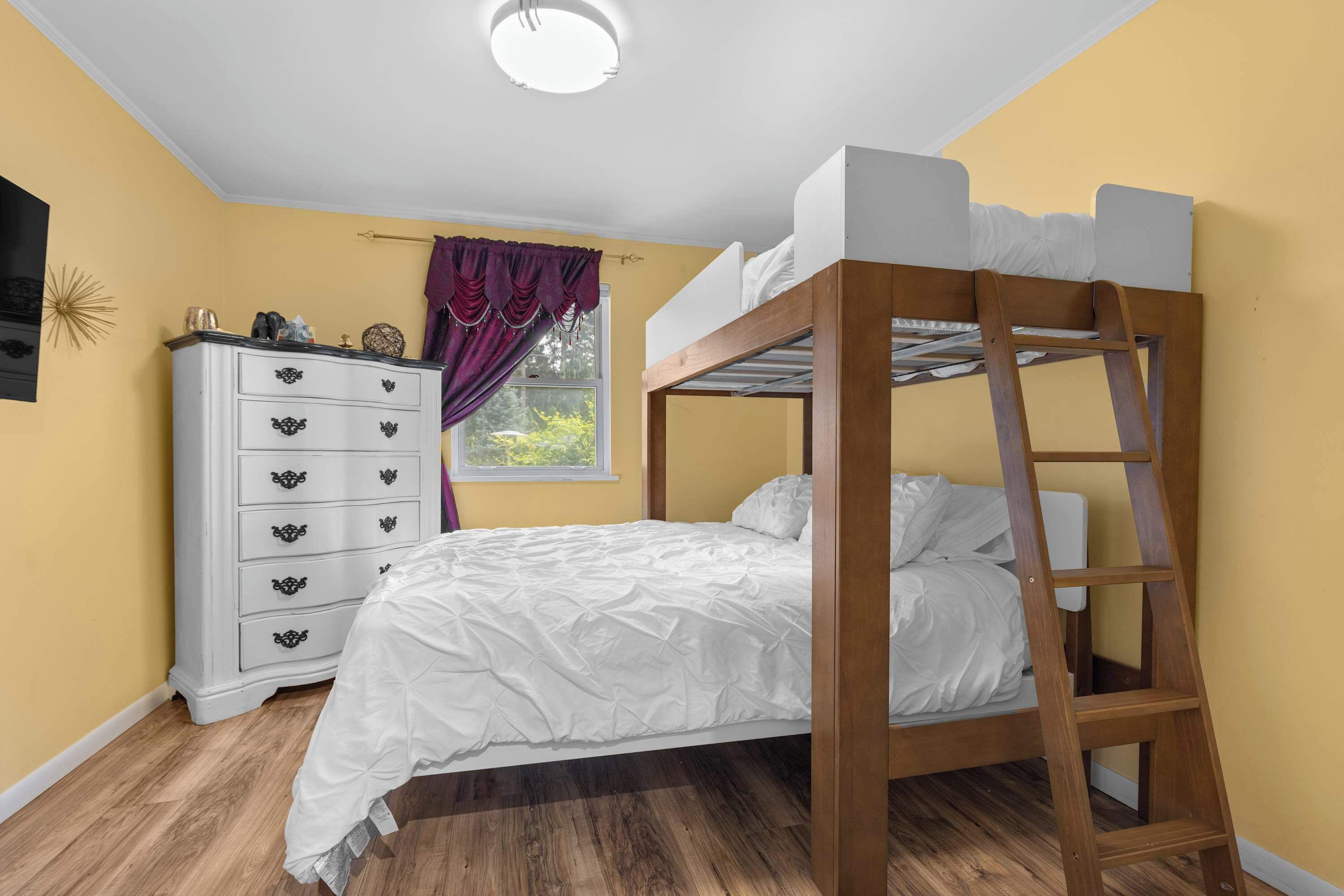 5 bedrooms, iron/ironing board, WiFi, bed sheets