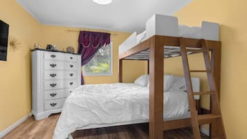 5 bedrooms, iron/ironing board, WiFi, bed sheets