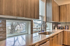 Refrigerador, microondas, lavavajillas y cafetera y tetera 