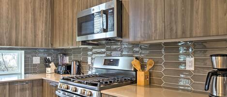 Refrigerador, microondas, lavavajillas y cafetera y tetera