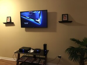 Interior - Spacious newly renovated, w/air 3 bedroom home on corner lot- park 2 cars (Birmingham)