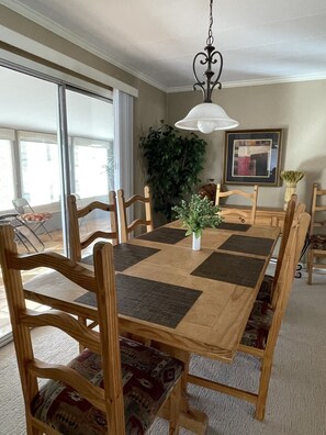 Dining - Comfortable 2 Bedroom Manufactured Home in 55+ Community (Mesa)