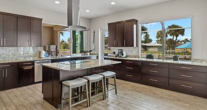 Luxury home w/ 2 suites, LARGE pool, spa, lanai. Quick gulf access! 5 Bikes! EV!