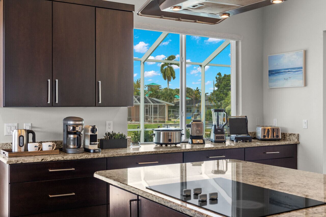 Refrigerador, microondas, horno, placa de cocina