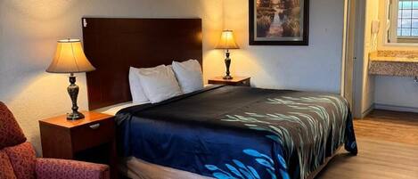 Oda, 1 En Büyük (King) Boy Yatak, Sigara İçilmez | Masa, ütü/ütü masası, ücretsiz kablosuz İnternet, çarşaf takımı