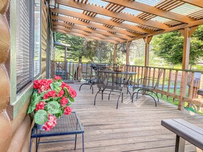 Outdoor dining - Meadowview Clean & Comfortable Home by River Side (Klamath)