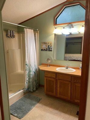 Combined shower/bathtub - Meadowview Clean & Comfortable Home by River Side (Klamath)