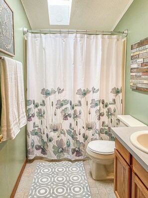 Combined shower/tub - Meadowview Clean & Comfortable Home by River Side (Klamath)