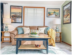 TV - Meadowview Clean & Comfortable Home by River Side (Klamath)