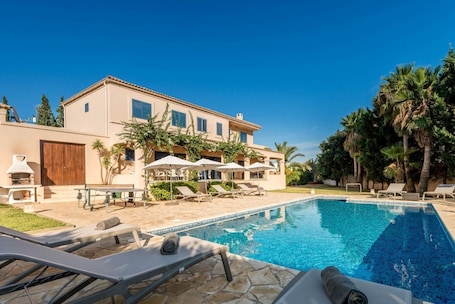 Pool. Villa Etruria close to Playa d'en Bossa