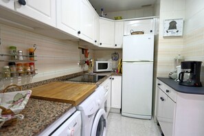 Een koelkast, een microgolfoven, een oven, een vaatwasser