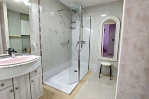 Shower, hair dryer, towels - 058 - Parque y Playa 002 - comfortHOLIDAYS (Santa Pola)