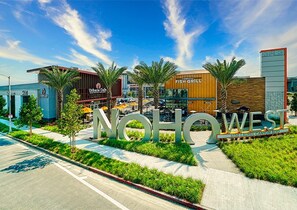 Property grounds - Beautiful Condo in Noho Art District (North Hollywood)