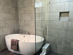 Bathtub, towels, soap, toilet paper - Luxury Riverfront spacious Condo in Perfect Location near Tanger Outlets (Sevierville)