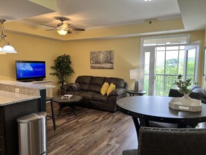 Televisión y chimenea 