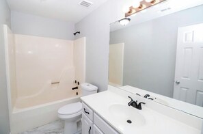 Combined shower/bathtub, towels - 3 Bed 2 Bath fully furnished home for rent close to Ole Miss (Oxford)