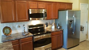 Kjøleskap, mikrobølgeovn, ovn og kokeplater