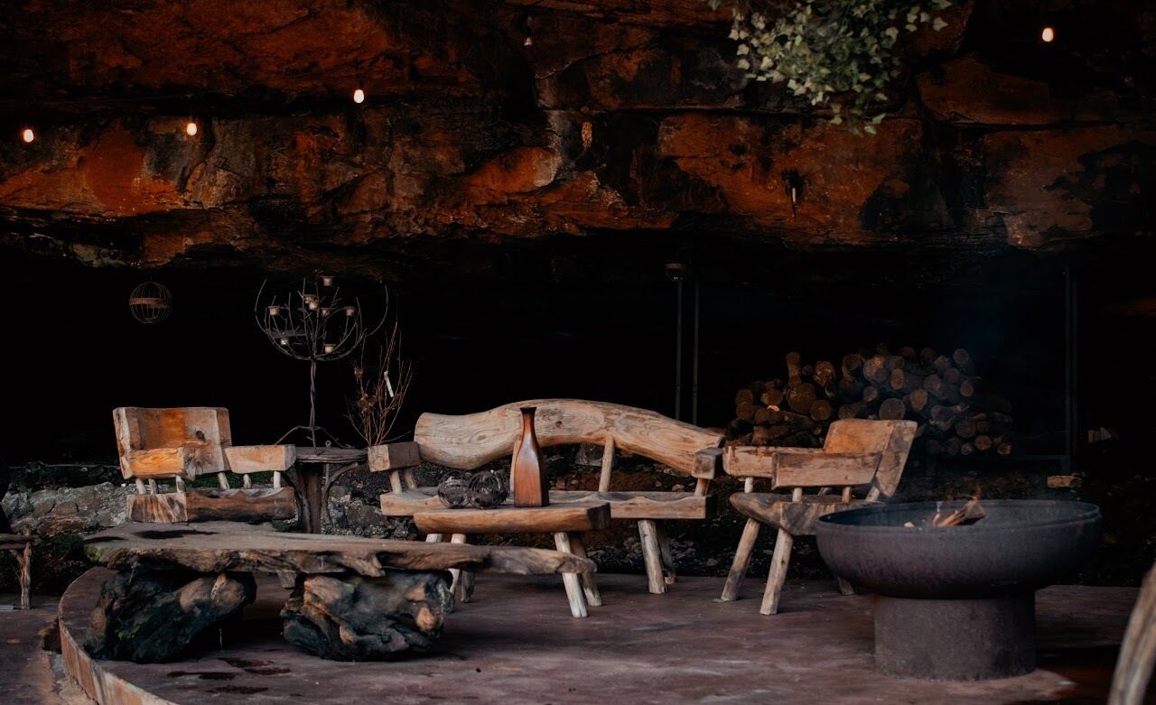 Lakefront Cave with Waterfalls,Firepits, and Outside Showers