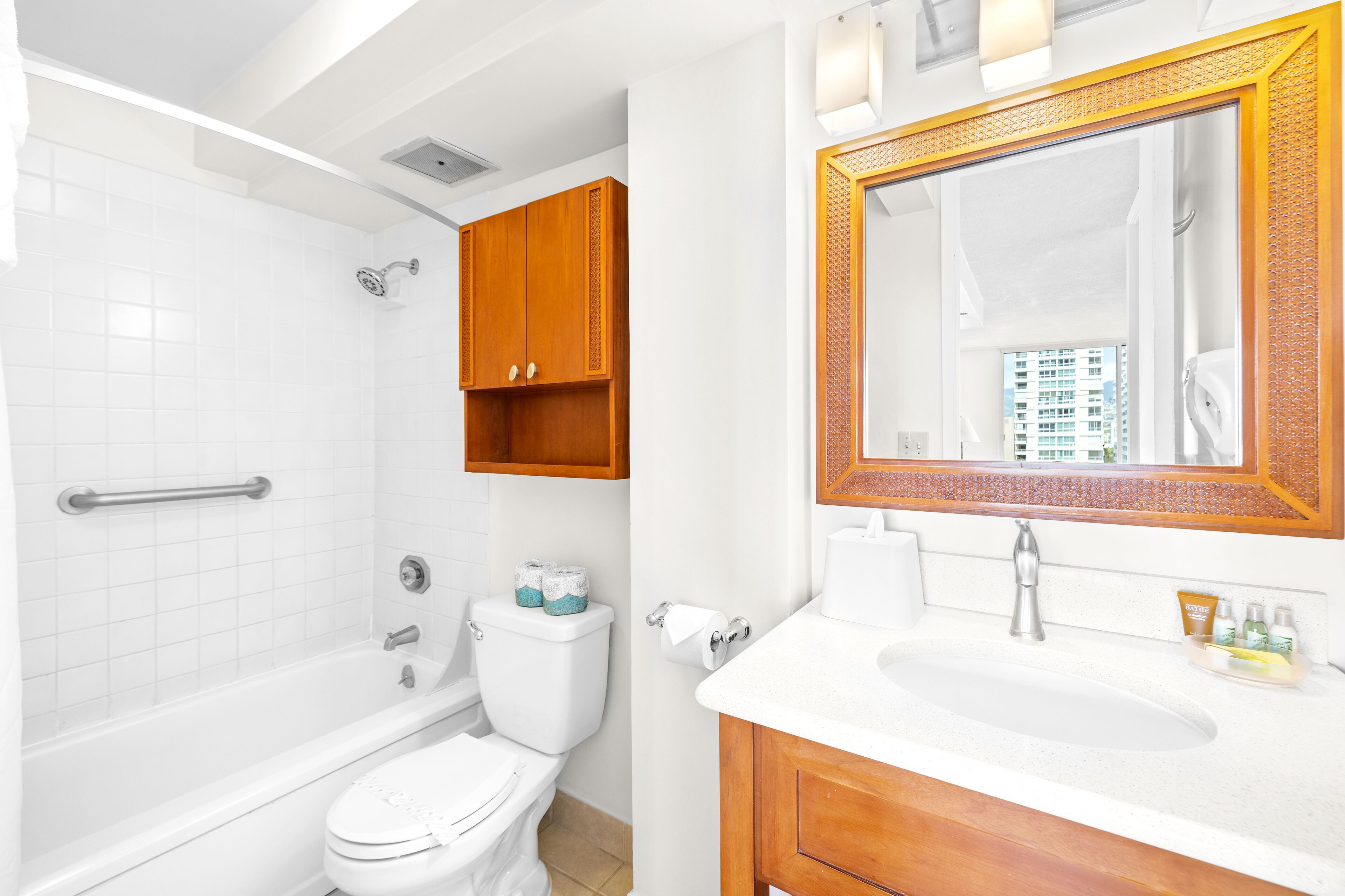 Cozy Apt | 1 Block to the Beach | Wifi