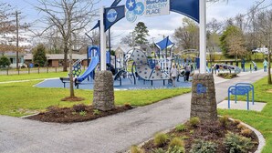 Ein Spielplatz mit Spielgeräten und einem Schild, das 'BlueCross Healthy Place' ausweist.