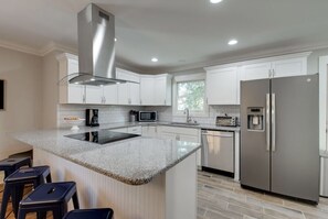 Fridge, microwave, oven, stovetop - Nooga Blue Bungalow (Chattanooga)