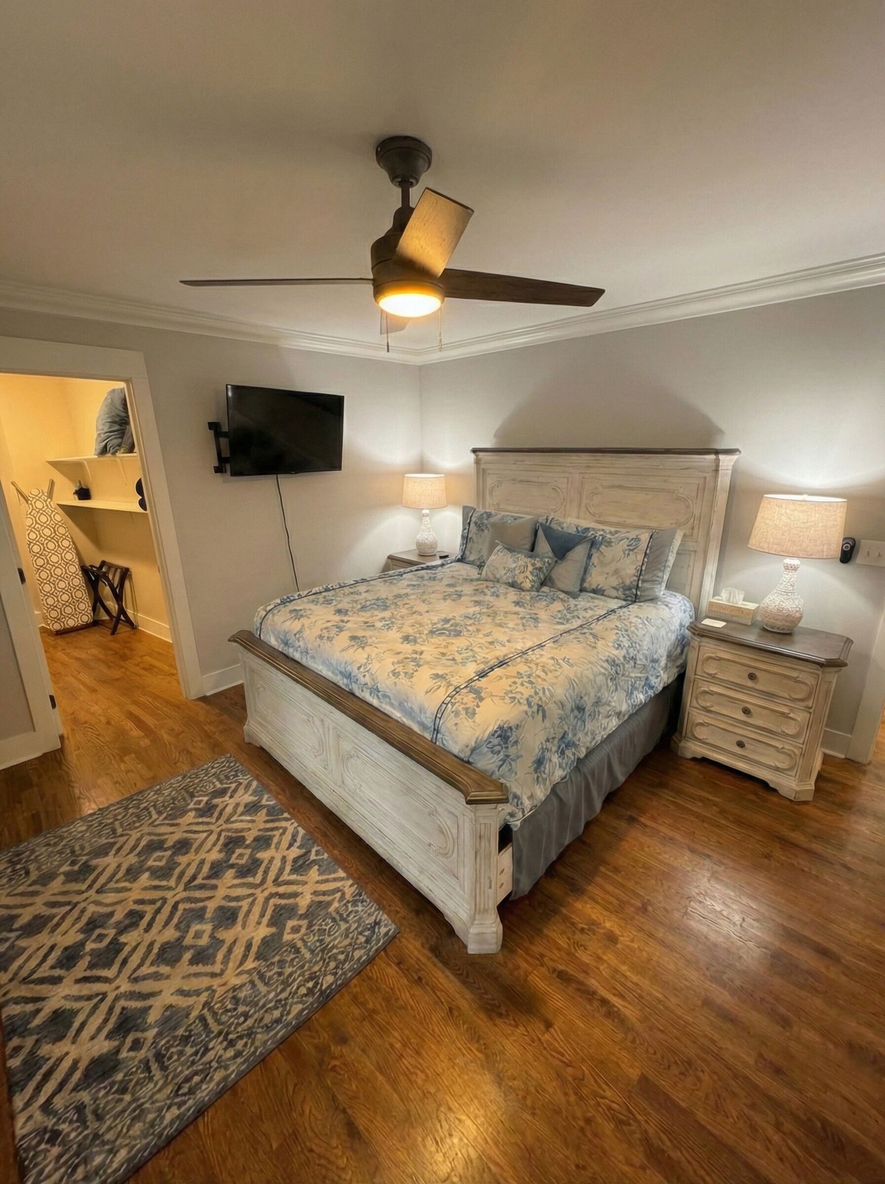 3 bedrooms, desk, iron/ironing board, travel cot