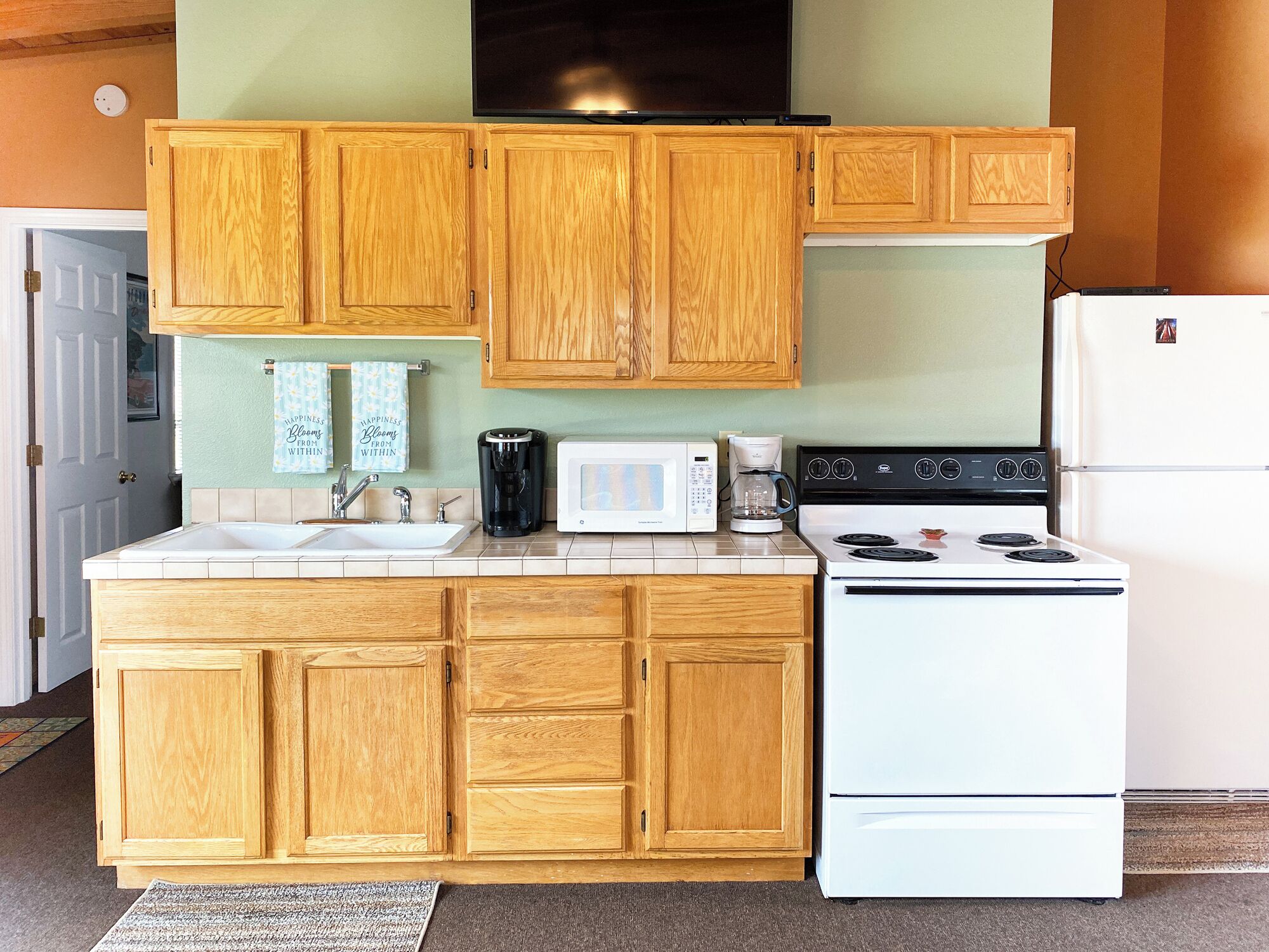 Een magnetron, een oven, een vaatwasser