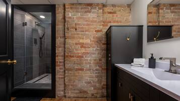 Douche, serviettes fournies, savon, papier toilette