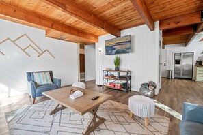 Smart TV, fireplace - Sugarwood - Game Room, Air Hockey, Foosball, Fenced Yard, BBQ (Sugarloaf)