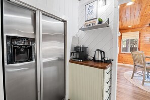 Fridge, microwave, oven, stovetop - Sugarwood - Game Room, Air Hockey, Foosball, Fenced Yard, BBQ (Sugarloaf)