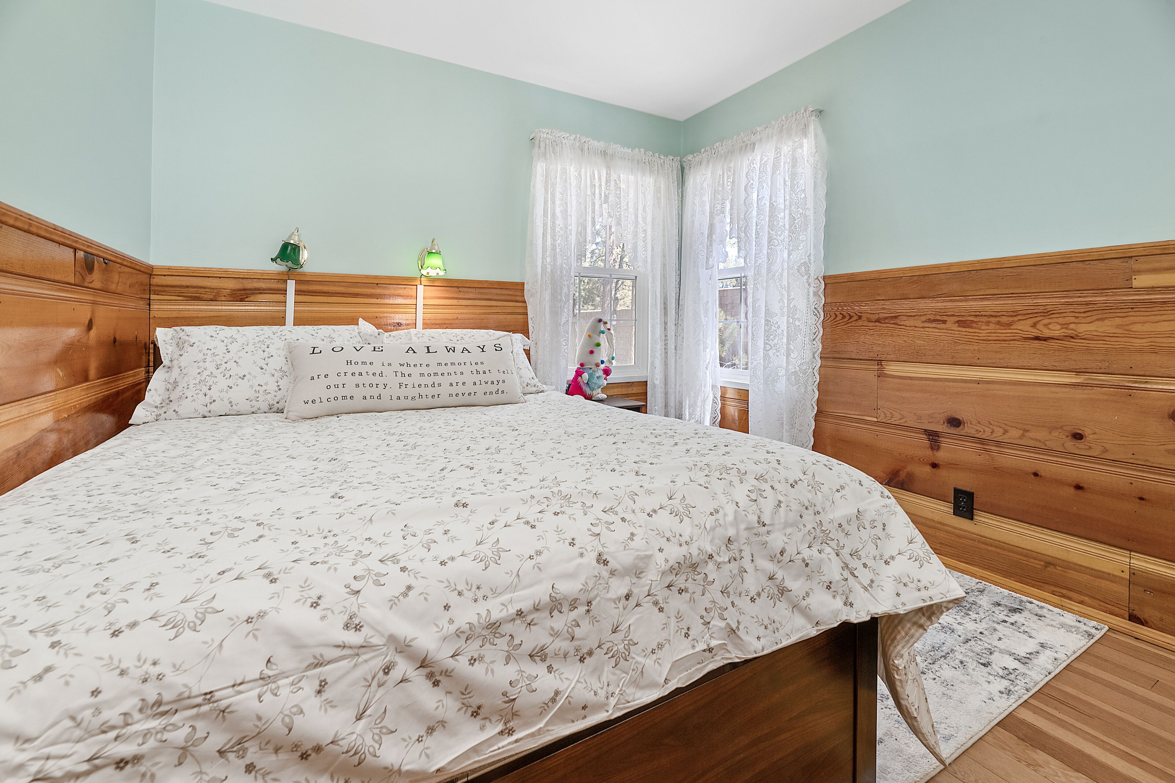 Oak Nesting - Great chalet style cabin at the end of the street with rustic stone gas log fireplace!